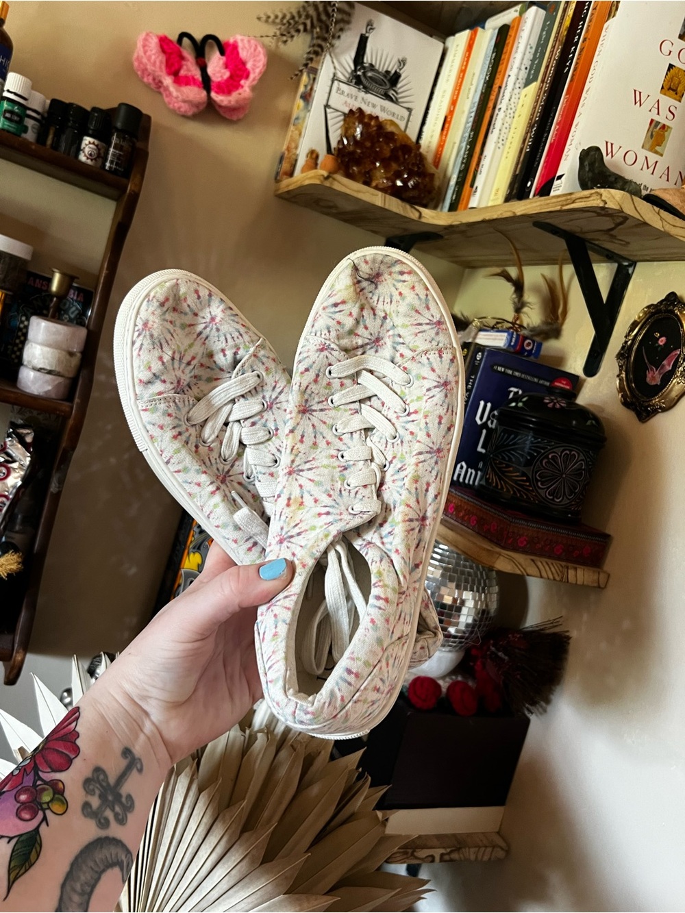 Women's Cream Floral Lace-Up Sneakers size 11